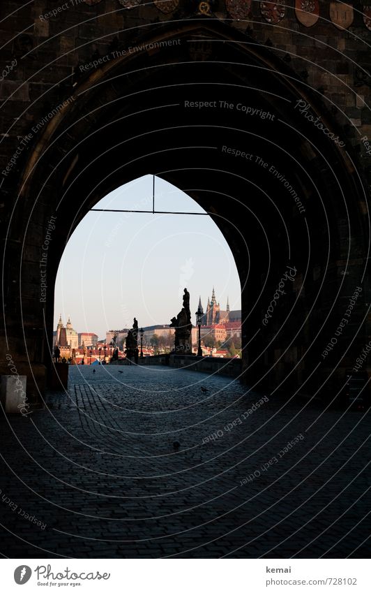 Zur Brücke Ferien & Urlaub & Reisen Tourismus Ausflug Sightseeing Städtereise Prag Karlsbrücke Stadtzentrum Altstadt Bauwerk Architektur Bekanntheit dunkel