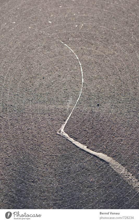 R Verkehr Straße Tropfen glänzend unten grau schwarz Asphalt Teer Reparatur Kurve Schwung Buchstaben struktur Farbfoto Außenaufnahme Menschenleer Tag Licht