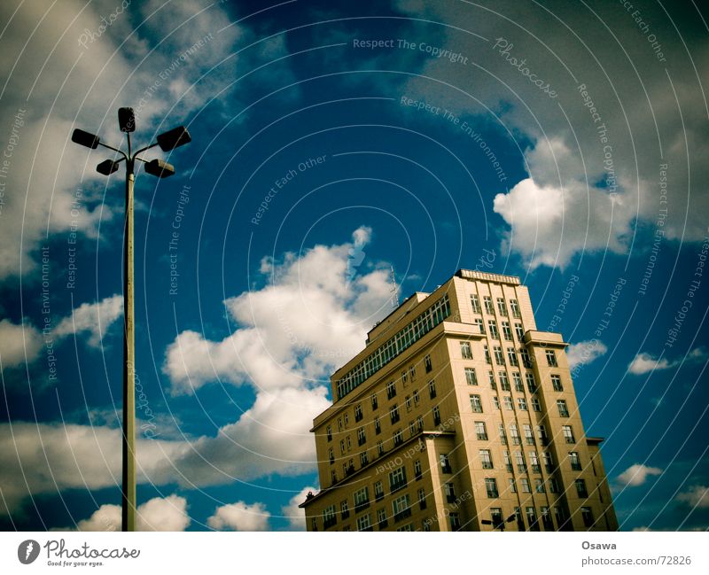 50 Laterne Straßenbeleuchtung Haus Gebäude Hochhaus Zucker Sozialismus Wolken himmelblau Friedrichshain Berlin strausberger platz stalinallee zuckerbäcker DDR