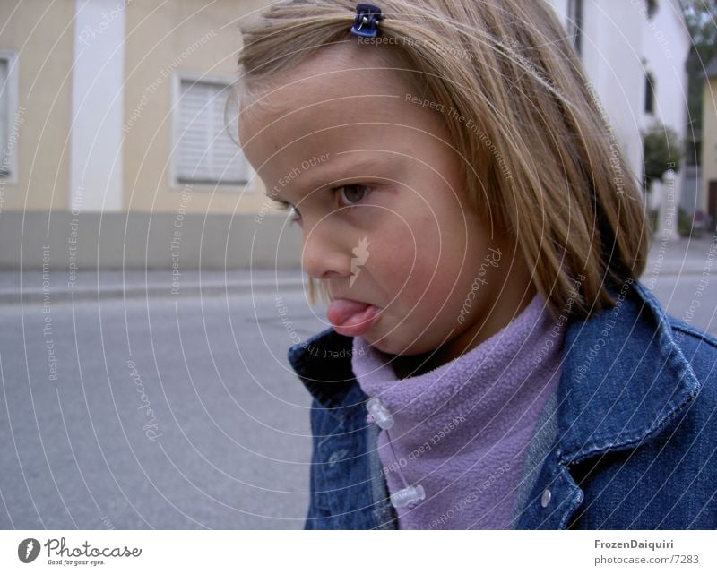 bin beleidigt! Mädchen Grimasse Gesichtsausdruck blond grimmig klein Kind