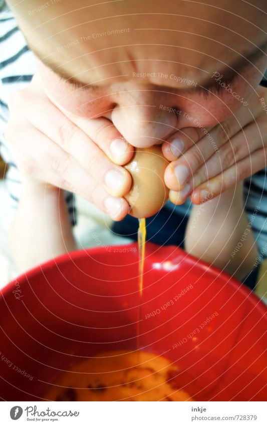 Kind pustet Ei aus Eigelb Eiergerichte Hühnerei Freizeit & Hobby Spielen Basteln Ostern Junge Kindheit Jugendliche Leben Gesicht Hand 1 Mensch 8-13 Jahre