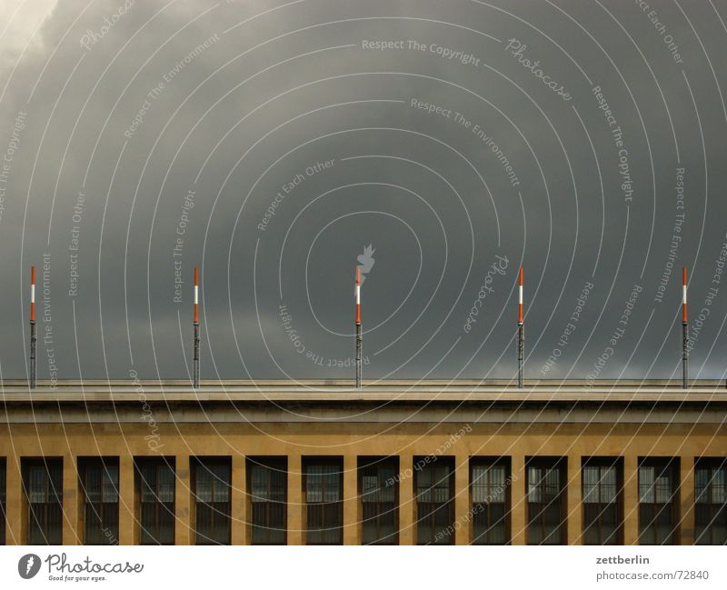 Sonne (hinter den Wolken) Wolkenwand Unwetterwarnung drohend Gebäude Fassade Fenster Fensterfront Antenne 5 Gewitter Lagerhalle Flughafen vom mond zu sehen