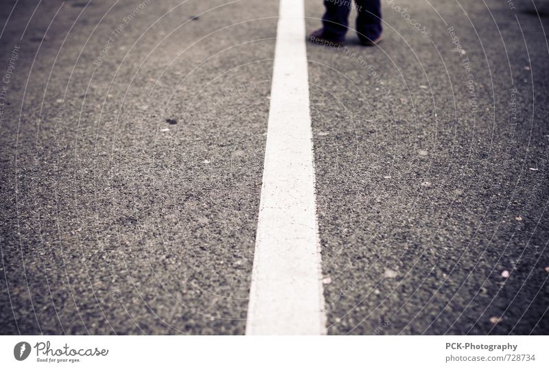 Borderline Platz Fußgänger ruhig Symmetrie Stadt Wege & Pfade Asphalt Parkplatz grau Beton Linie Haltestelle Kinderfuß warten stehen Muster Strukturen & Formen