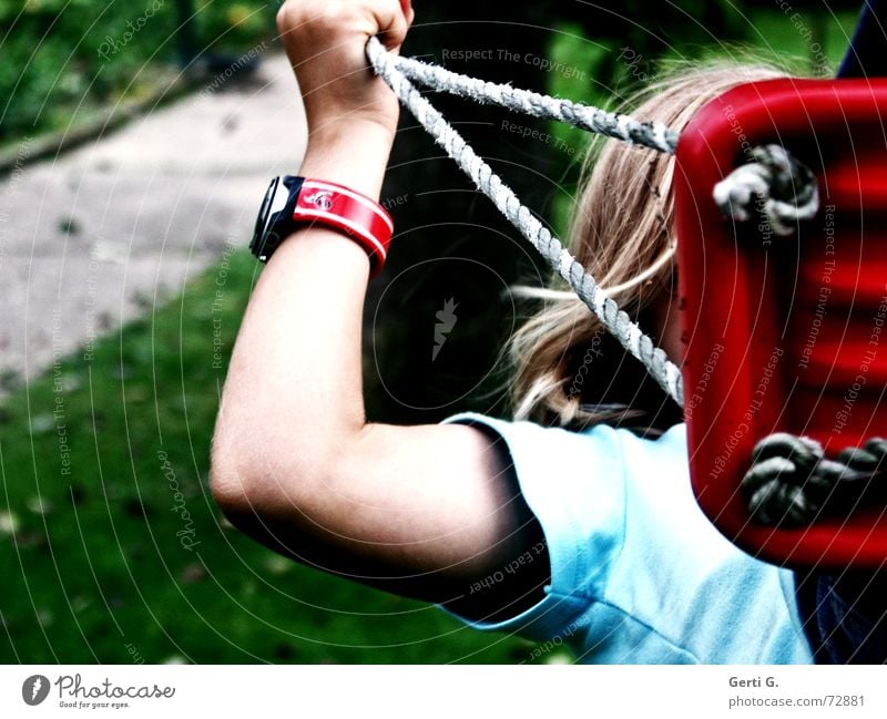 sich hochschaukeln Schaukel Mädchen Kind Uhr blond T-Shirt Seil Schnur Gartenweg Wiese Hand festhalten rot verdeckt Spielen Freizeit & Hobby Mensch Arme