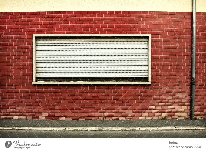 öfter mal das gleiche Laterne Straße Haus Fenster Rollladen geschlossen vergangen dunkel schlafen verschlafen Bürgersteig Vergänglichkeit Sicherheit regenrohr