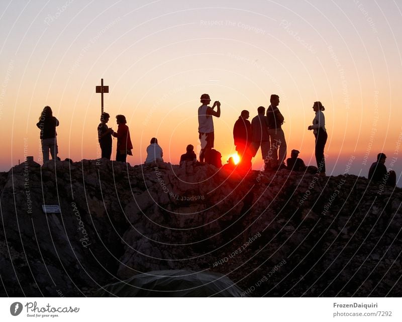 Traunstein Bergsteigen wandern Gipfelkreuz Sonnenuntergang rot fertig Unendlichkeit Himmel Wolken Panorama (Aussicht) Berge u. Gebirge Abend Mensch orange