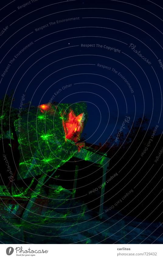 Was ist DAS denn ?!? Schönes Wetter ästhetisch blau rot grün Laser Startrampe Hexe Farbfoto mehrfarbig Außenaufnahme Experiment Menschenleer Textfreiraum oben