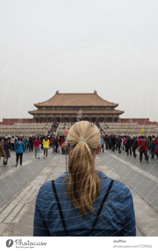 ... like an alien in Beijing ... feminin Haare & Frisuren 1 Mensch 18-30 Jahre Jugendliche Erwachsene Peking China blond Pferdeschwanz Verbotene Stadt Farbfoto