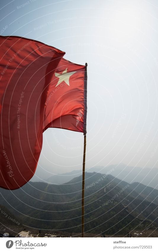 Die Fahne hoch halten Himmel Berge u. Gebirge China Sehenswürdigkeit Wahrzeichen Chinesische Mauer Tourismus Kommunismus Farbfoto Textfreiraum oben