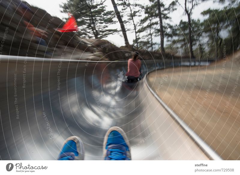 Chinese Downhill Fun Mutianyu China Verkehrsmittel fahren Rodeln Geschwindigkeit wegfahren Freude Ereignisse Nervenkitzel Farbfoto Langzeitbelichtung