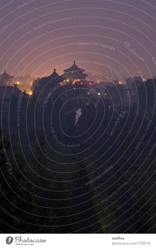 Pekinesischer Abend Sonnenaufgang Sonnenuntergang Peking China außergewöhnlich Glockenturm ruhig Frieden Dunst Farbfoto Textfreiraum oben Textfreiraum unten