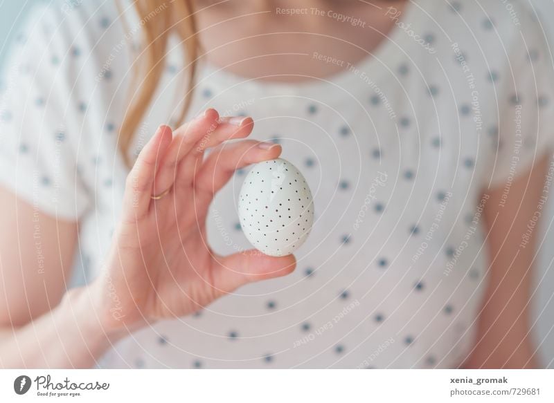 ein Ei Lebensmittel Frühstück Bioprodukte Diät Fasten Feste & Feiern Ostern Junge Frau Jugendliche Hand Finger berühren ästhetisch frisch Gesundheit hell