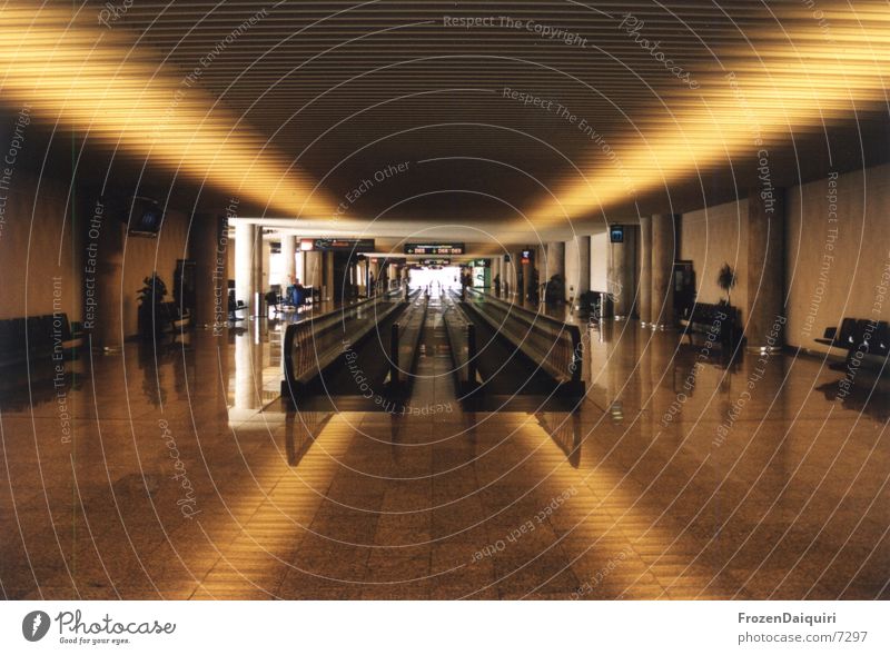 Unendliche Weiten Mallorca Fluchtlinie Rolltreppe Licht & Schatten gelb Architektur Flughafen Lagerhalle orange warten