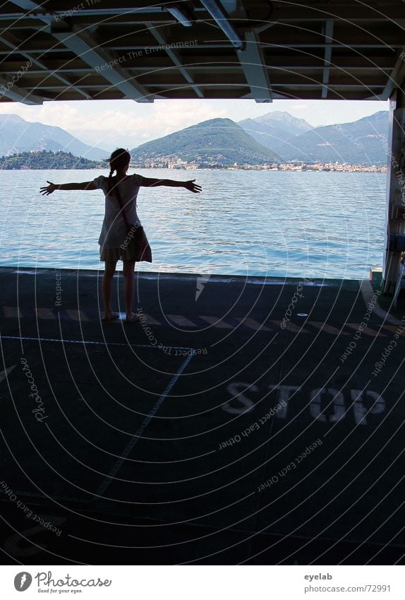 Titanic ? Mädchen Wasserfahrzeug Fähre See Meer Kleid Stahl Ferne Fernweh atmen Sehnsucht Sommer springen Gefühle Parkdeck water ferry sea lake Berge u. Gebirge