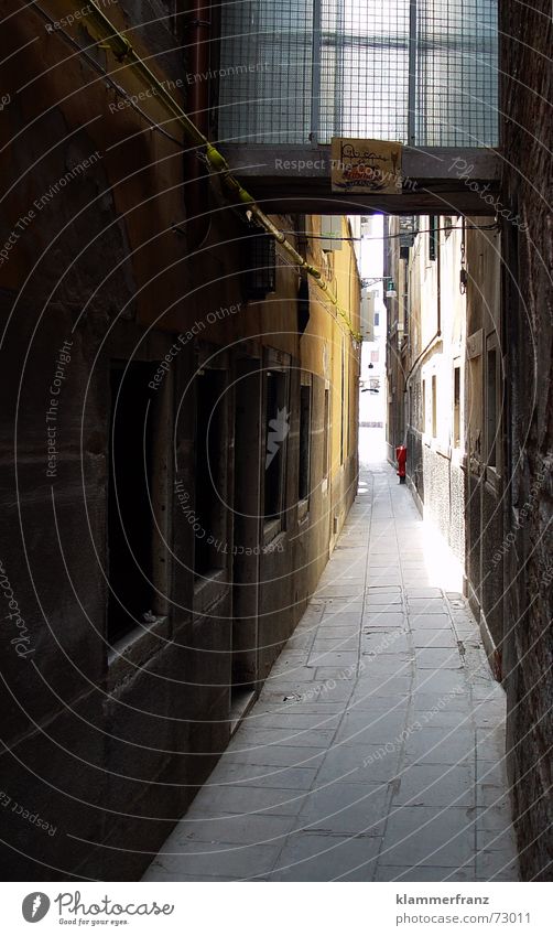 Durch diese enge Gasse... schmal dunkel mystisch Venedig Haus Hausmauer Mauer Fenster Italien Romantik ruhig Bodenplatten Steinboden Hydrant Lampe Elektrizität