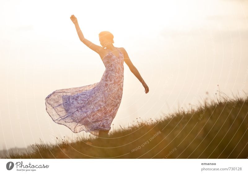 Sommermädchen Lifestyle Stil Freude Freiheit Sonne Tanzen Mensch feminin Junge Frau Jugendliche Erwachsene Körper 1 Natur Landschaft Himmel Sonnenlicht Gras