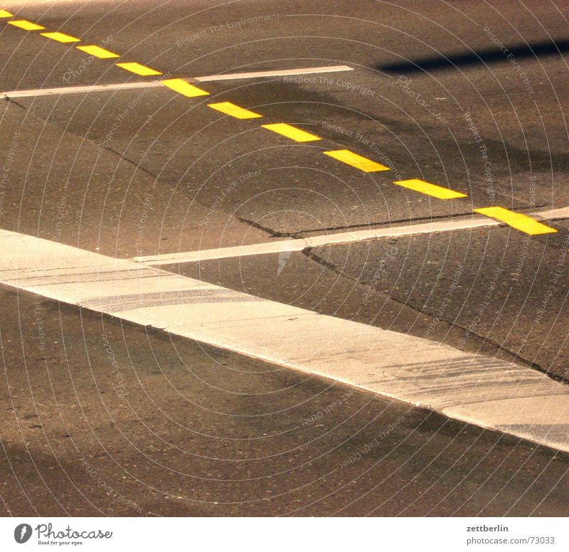 Straße Asphalt Verkehr Leitsystem Beginn fahren stoppen weiß gelb Strichellinie Schilder & Markierungen leutsystem läutsystem lightsystem danke neelz