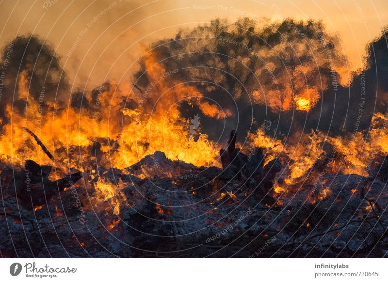 Osterfeuer Umwelt Natur Feuer Sonne Sonnenaufgang Sonnenuntergang Sonnenlicht Frühling Feste & Feiern außergewöhnlich gigantisch groß natürlich braun mehrfarbig