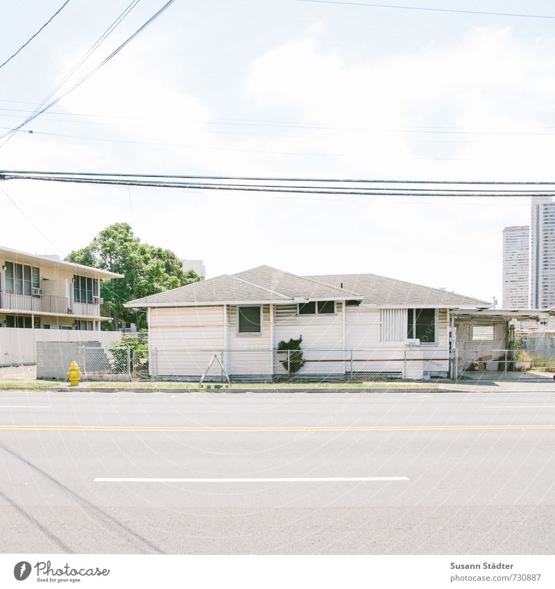 holzhütte Kleinstadt Stadt Haus Einfamilienhaus Hütte Häusliches Leben Honolulu Holzhaus Straßenverkehr verkehrsarm Verkehrswege Kabel Hawaii Oahu Farbfoto