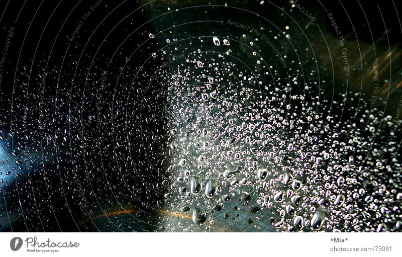 Wassertropfen spritzen Waschbecken nass glänzend Schatten