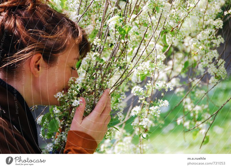 to breath it all in Lifestyle Mensch feminin Junge Frau Jugendliche Leben Körper Haut Kopf Haare & Frisuren Gesicht Ohr Nase Finger 1 18-30 Jahre Erwachsene