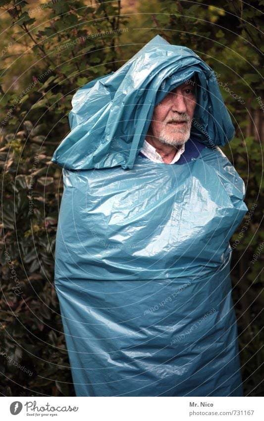 alter sack Lifestyle maskulin Gesicht Umwelt Baum Sträucher Garten Park Bart trashig verrückt blau Müllsack Kapuze verkleidet Skulptur Kunststoffverpackung