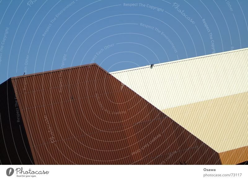 Kraftwerk 5 Wellblech Trapezblech braun beige Ocker himmelblau unbearbeitet Lagerhalle Industriefotografie wurstfarben wüstenfarben Himmel verrückt kam so aus