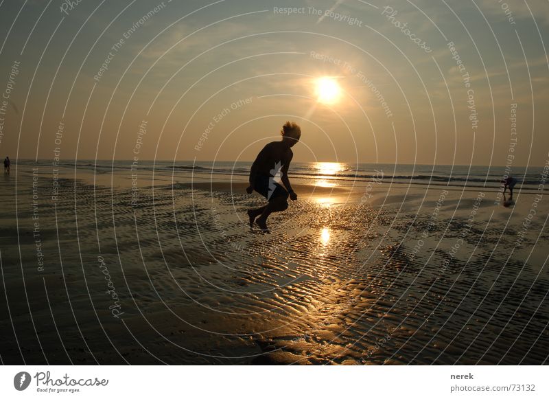 junge flieg zum Himmel, das kann doch nicht so schwer sein Astronaut springen Meer Ferne Freiheit Suche Wärme Wattenmeer Sonne alles versucht katzensprung