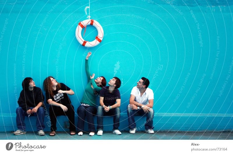 Lass dich nicht ködern Rettungsring Schwimmhilfe Versuch nah Trick hängen Erholung erschrecken türkis Schwimmbad Wand fangen Wunsch kämpfen Angelköder