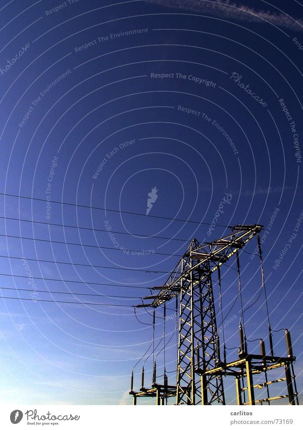 Hoch spannend | CO2 Elektrizität Oberleitung Isolatoren Strommast Kabel blau Energiewirtschaft Kraft Leistung