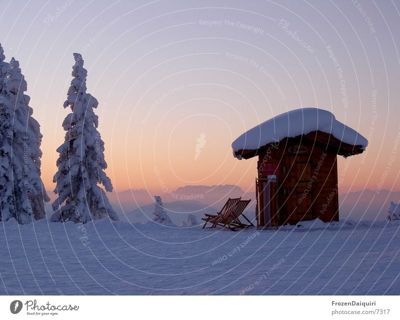 Abendimpression am Berg Schnee Liegestuhl Nadelbaum Tanne Farbverlauf Bundesland Tirol Westendorf Himmel Sonnenuntergang Dämmerung Berge u. Gebirge Hütte