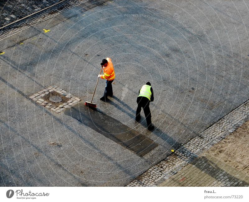 fegen Reinigen synchron gleichzeitig Kehren Arbeiter Mann Teamwork Straßenbelag Asphalt Fahrbahn Arbeit & Erwerbstätigkeit Verkehrswege Pflastersteine