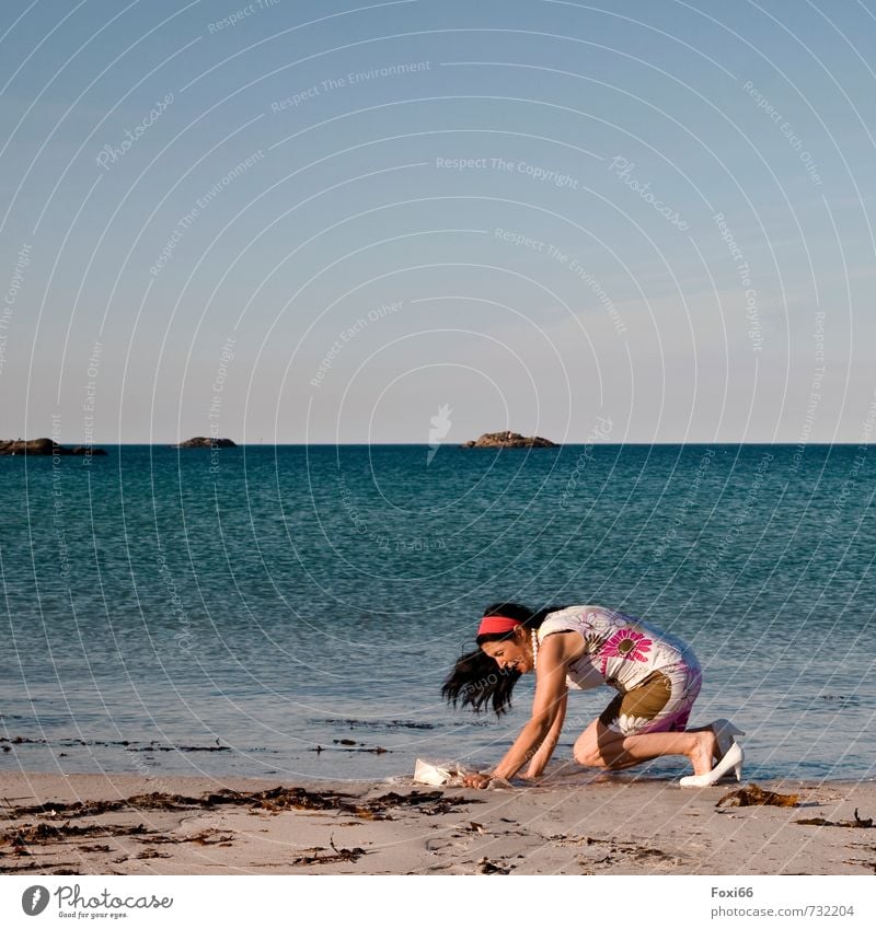 Hochmut kommt vor dem Fall... Lifestyle Freude schön Strand Meer Strandbar Feste & Feiern feminin Frau Erwachsene Leben 1 Mensch 45-60 Jahre Wasser