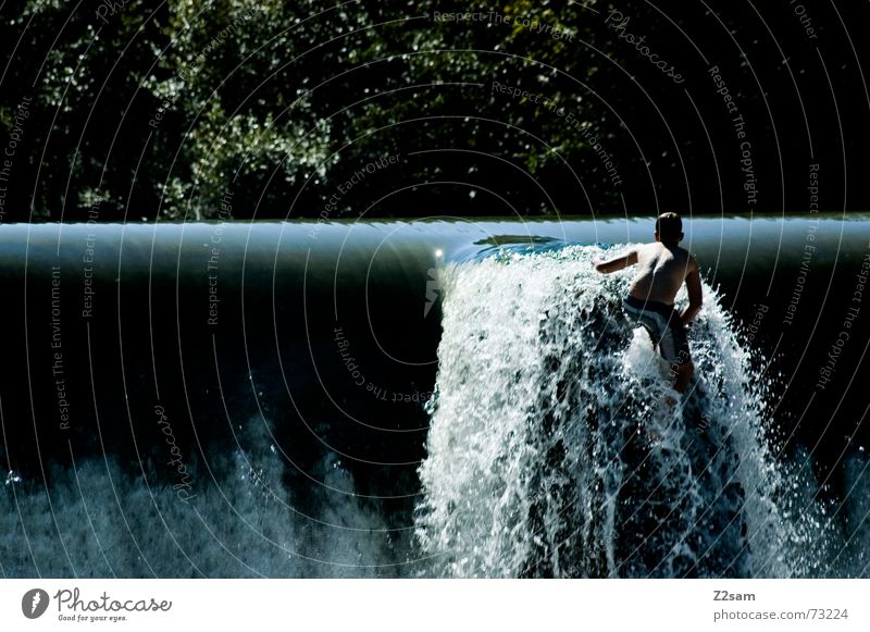 Isar Jumper IV springen Sommer Gischt Gewässer Bayern München Zusammensein 2 Wasser Junge blau Niveau oben water Fluss munich Bewegung Dynamik schreiten Hecht