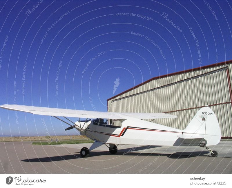 a grand day out Flugzeug Sportflugzeug weiß Hangar Flugplatz blau Himmel Sommer Weitwinkel Colorado Vorfreude Abenteuer aircraft airplane Luftverkehr flight