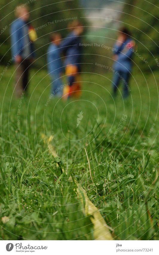 Grenze! Gras grün Wiese Halm gelb Spielen Abtrennung Trennlinie Mann Unschärfe Tiefenschärfe Amerika vogelband Statue geländespiel jungschar game fun