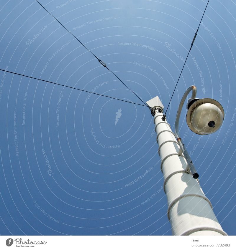 der Himmel über Seil Wolkenloser Himmel Metall hängen stehen standhaft Laterne Leitung Strommast Spannung Blick nach oben gespannt blau Farbfoto Menschenleer