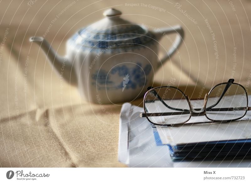 tea time Getränk Tee Wohlgefühl Erholung ruhig Freizeit & Hobby lesen Tisch 60 und älter Senior Brille Papier Gefühle Stimmung Gelassenheit Zufriedenheit