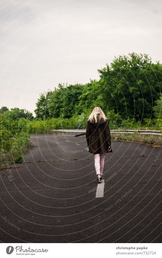 On Line Junge Frau Jugendliche Erwachsene 1 Mensch 18-30 Jahre 30-45 Jahre Wolken Menschenleer Straße Wege & Pfade Autobahn Jacke gehen Einsamkeit