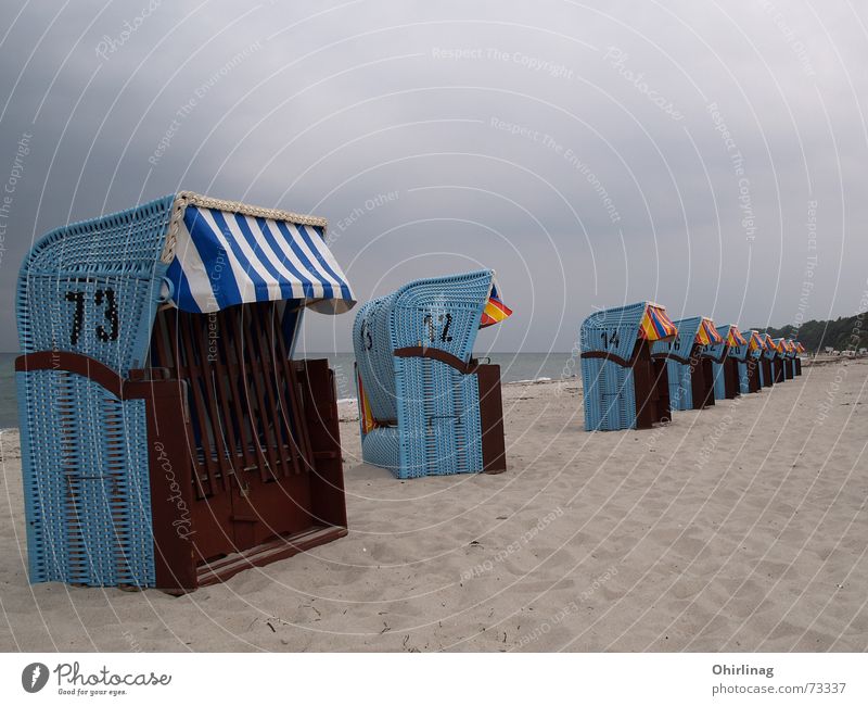 Bei Schlechtwetteranmarsch tanzt einer aus der Reihe ... Strandkorb Rerik Meer Ferien & Urlaub & Reisen ruhig Außenaufnahme Ostsee ostseebad blau Neigung