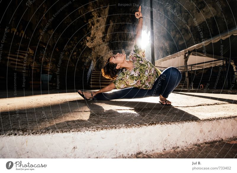 Batu Caves Yoga I Mensch feminin Körper Kopf Haare & Frisuren Gesicht Theater Natur heiß Stimmung Abenteuer Farbfoto Innenaufnahme Tag Licht