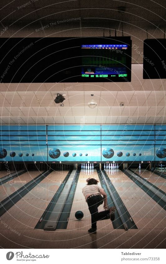 10 Freunde Bowling Kegeln Bowlingkugel schieben bowlen kegelbahn Ball Kugel strike werfen Rolle Anzeige