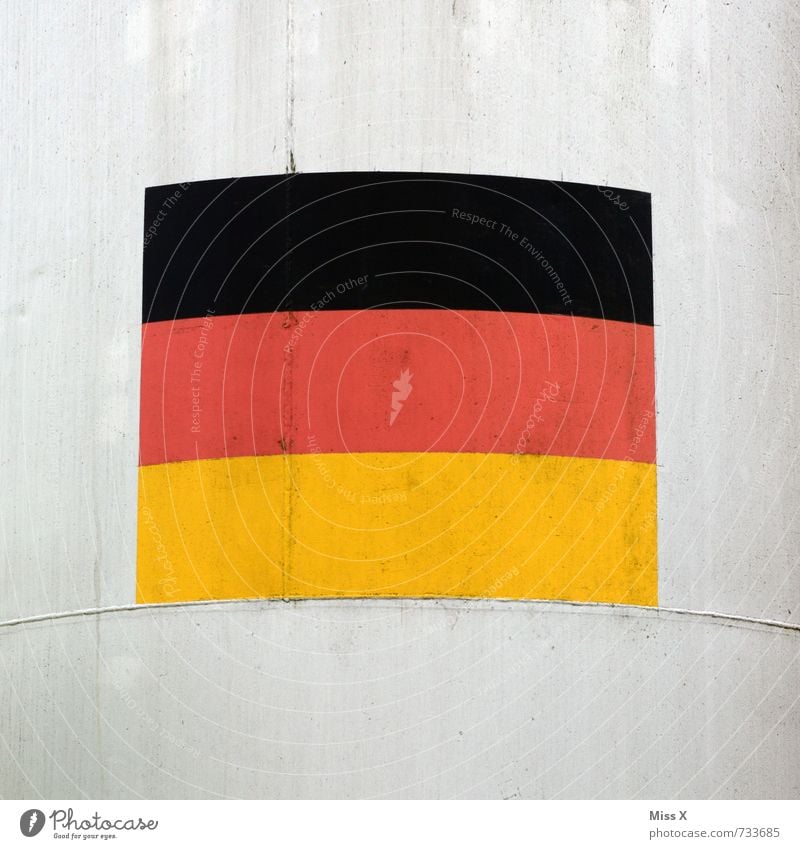 Fassade Fußballplatz Stadion Mauer Wand Beton Zeichen Schilder & Markierungen gold rot schwarz Deutsche Flagge Deutschland Fahne Weltmeisterschaft Farbfoto