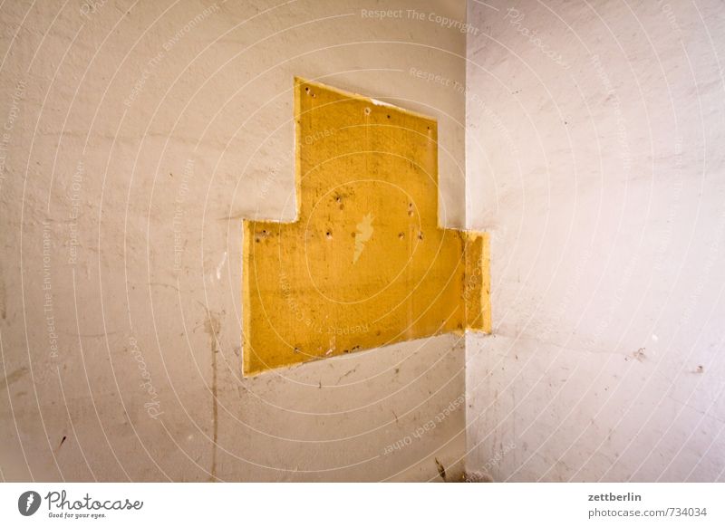 Heute keine Post Haus Treppenhaus Häusliches Leben Wohngebiet Stadtleben Wand Mauer Briefkasten Montage Erneuerung Sanieren Spuren Rest Umrisslinie amputiert