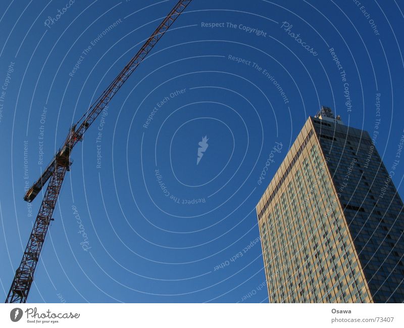 noch zwei Berliner Wahrzeichen himmelblau Kran Ausleger Fachwerkfassade Hochhaus Hotel Alexanderplatz Baustelle Beton Stahl Himmel forum hotel bauen Glas