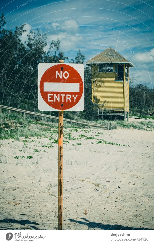 Holz Wachhaus der Rettungsschwimmer  steht am Strand.  Davor ein Straßenschild mit Bezeichnung " NO entry Ferien & Urlaub & Reisen Sommer Wassersport Natur