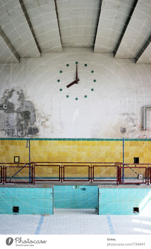 Prime Time Brandenburg an der Havel Schwimmbad Bauwerk Architektur Schwimmhalle Mauer Wand Dach Uhr Geländer Fliesen u. Kacheln Schimmelpilze Decke