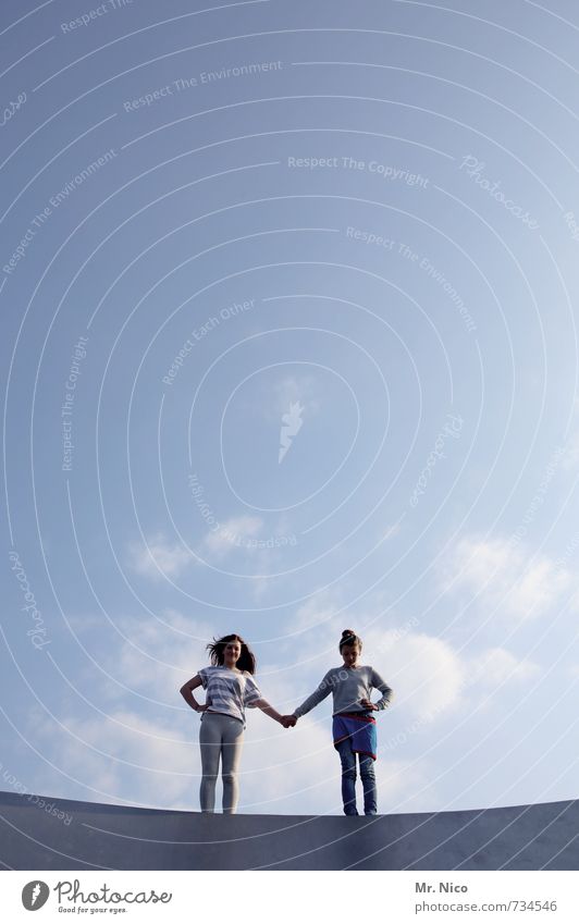 friendship Lifestyle feminin Mädchen Freundschaft 2 Mensch 8-13 Jahre Kind Kindheit Umwelt Himmel Schönes Wetter Bauwerk Zusammensein Glück Vertrauen