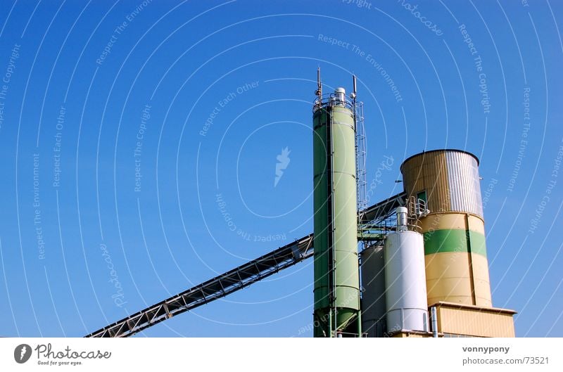 Sonntagsarbeit mehrfarbig grün Industrielandschaft Förderband Maschine Förderturm Verlauf Silo Gebäude ruhig groß Froschperspektive blau Industriefotografie