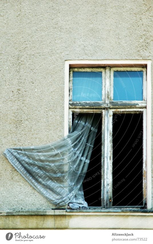 Mal so richtig Durchlüften Fenster Gardine Putz Haus Wand Windzug leuchtend weiß frisches lüftchen links herum alt verfallen bäh! vergilbt